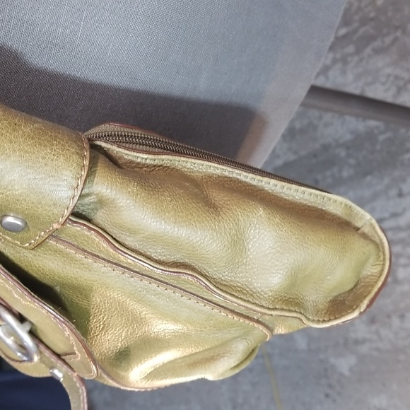 Fossil green leather cross body purse appears never used - key decoration - Picture 6 of 17